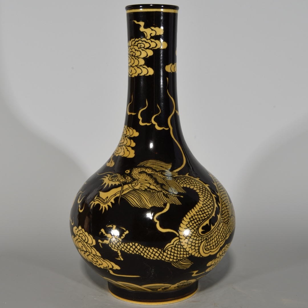 唐物 大清 康熙年製 黒地黄彩 龍紋瓶 陶芸 磁器 古陶磁器 中国美術品 時代物 D63拍卖