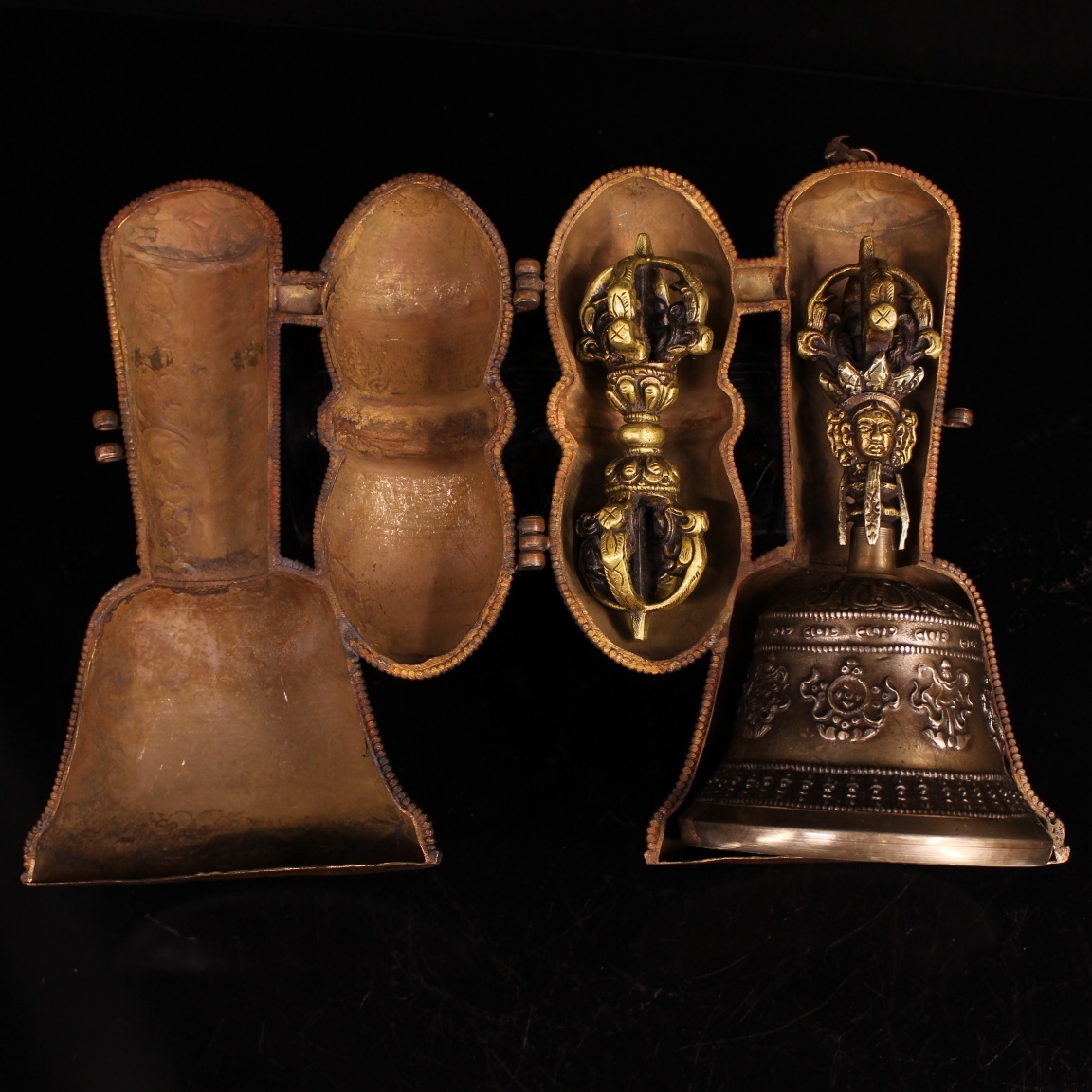 唐物 チベット寺院収 チベット仏教密宗 純手作り響銅 吉祥八宝 金剛降魔杵鈴鈴杵セット 中国美術品 時代物 D63拍卖