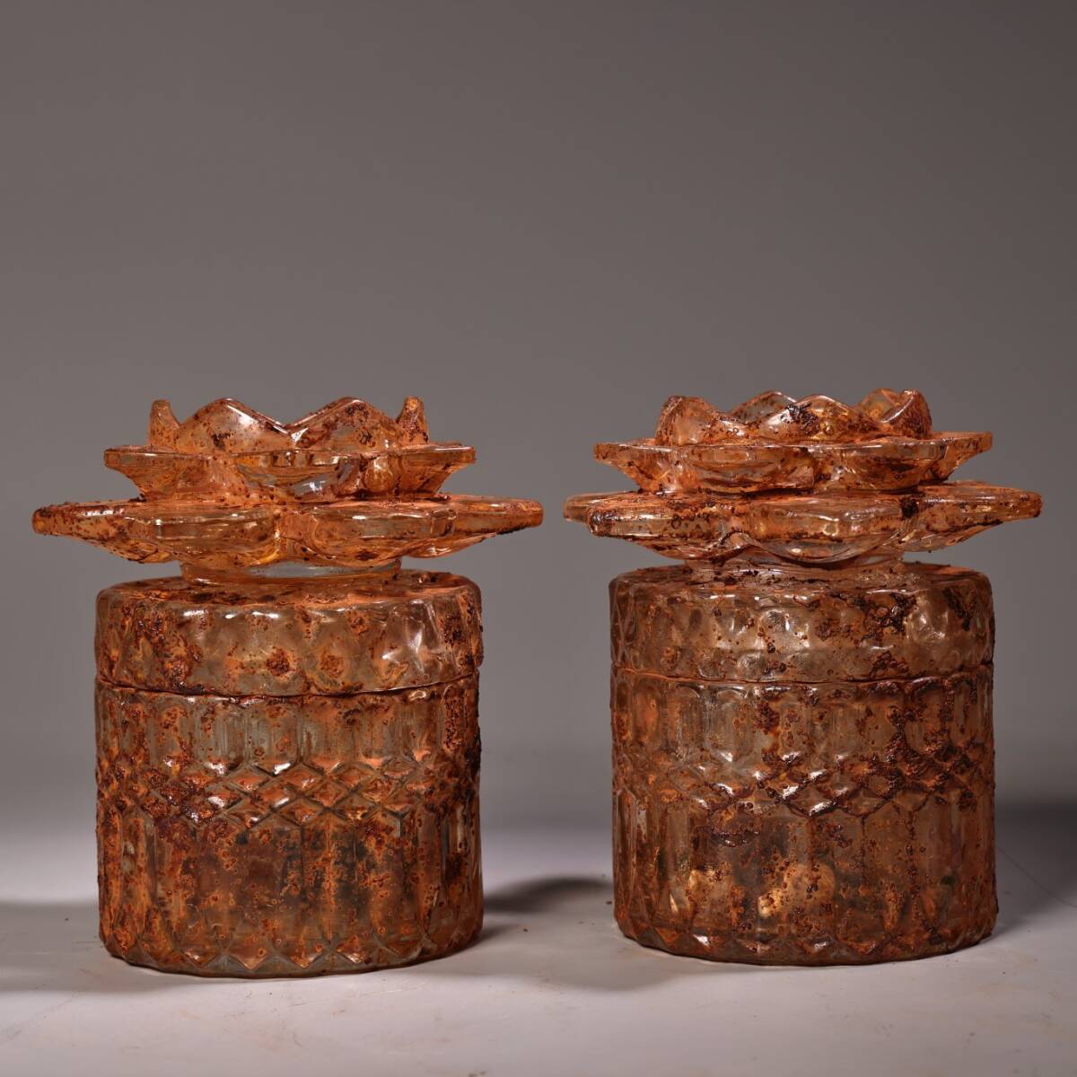 唐物 古寺地宮出土 琉璃舍利蓮花罐一對 内封印有舍利子 中国美術品 時代物 D63拍卖