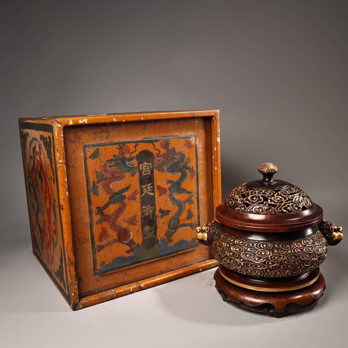 唐物 大明 宣德 純銅 紫銅 高浮彫 鏨刻 鏨工 塗金 祥雲 熏香炉 配老漆器盒 中国美術品 時代物 D63拍卖