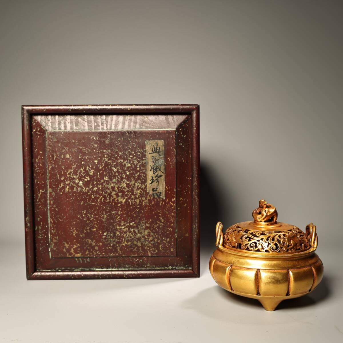 唐物 明 宣德年製 純銅 高レリーフ鏨花 全塗金 燻香炉 中国美術品 時代物 D63拍卖