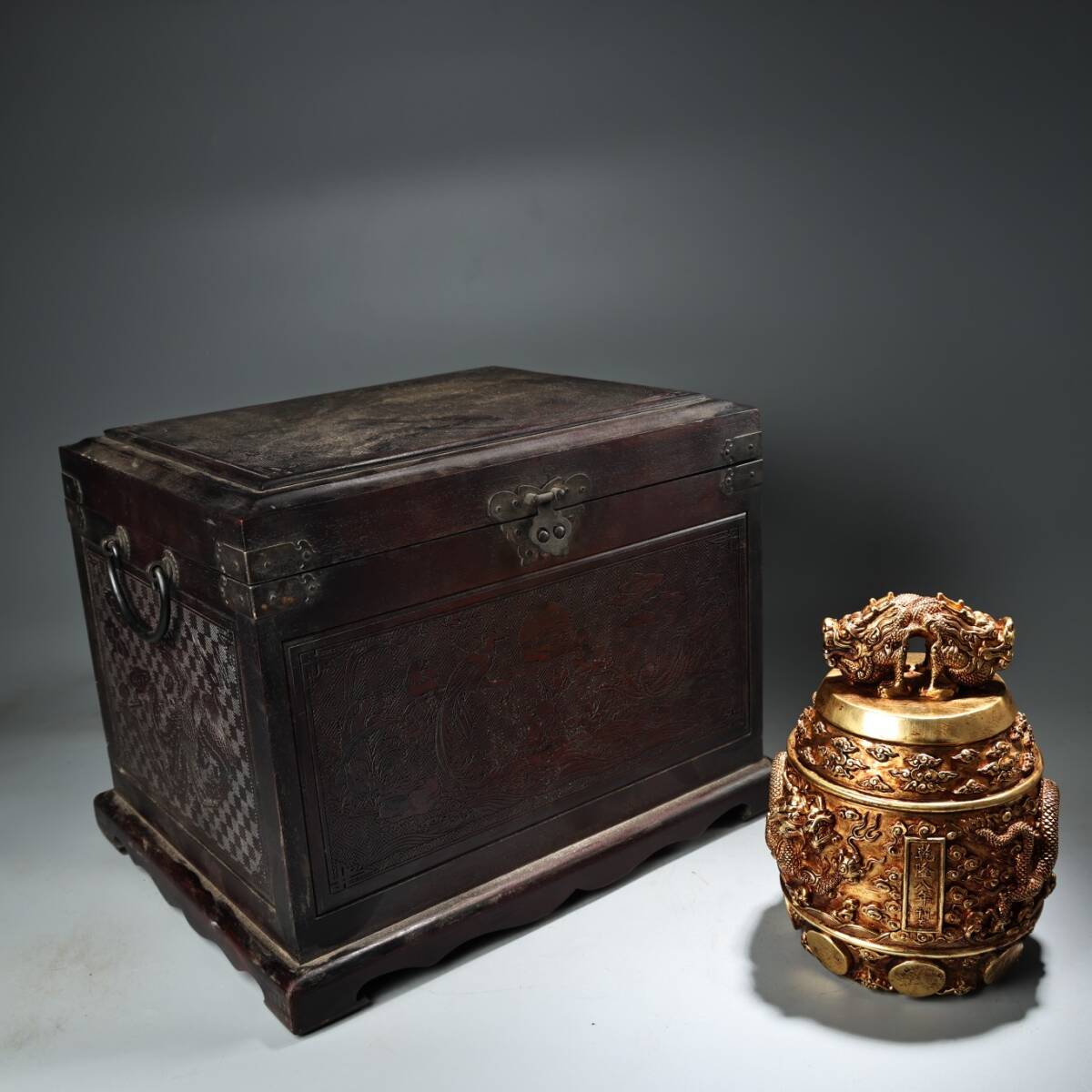 唐物 清 乾隆八年製 純銅 高浮彫 鏨刻塗金 盤龍龍頭鐘 配老紅木箱子 中国美術品 時代物 D63拍卖