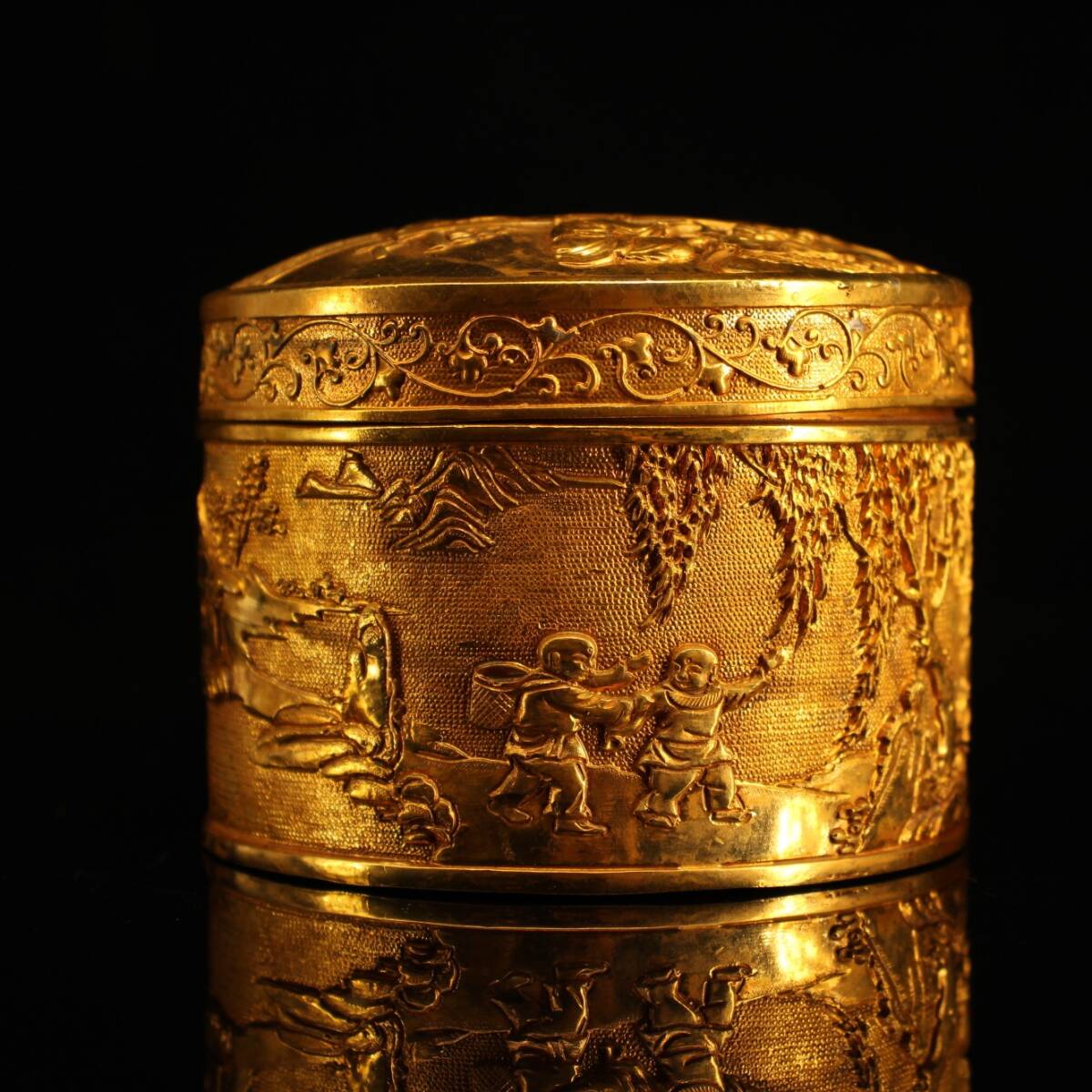 唐物 清代 純銅塗金 浮雕刻粉盒 首飾盒一個 銅製品 中国美術品 時代物 D63拍卖