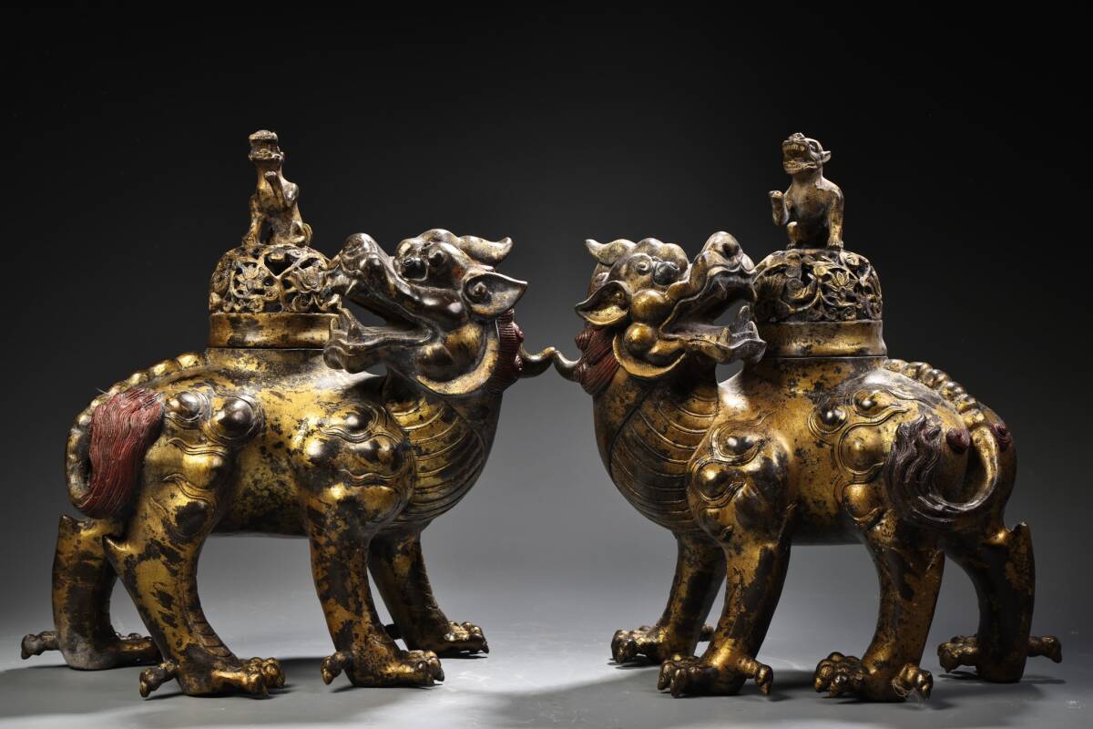 唐物 清 純銅 全銅 高浮彫 鏨刻 泥金 辟邪獸 熏香炉一對 銅製品 中国美術品 時代物 D63拍卖