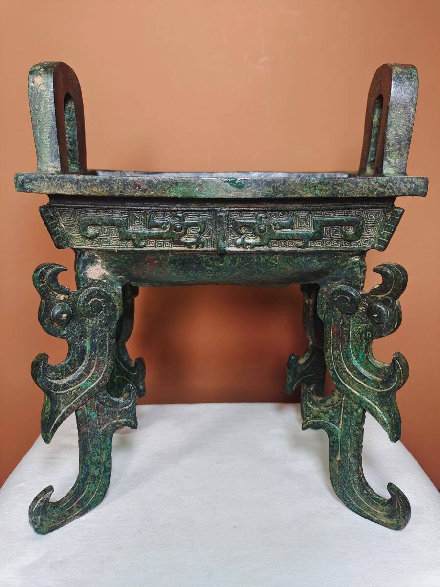 唐物 商周時期 青銅器皿《獸面紋 扁足方鼎》貴族禮器 中国美術品 時代物 D63拍卖