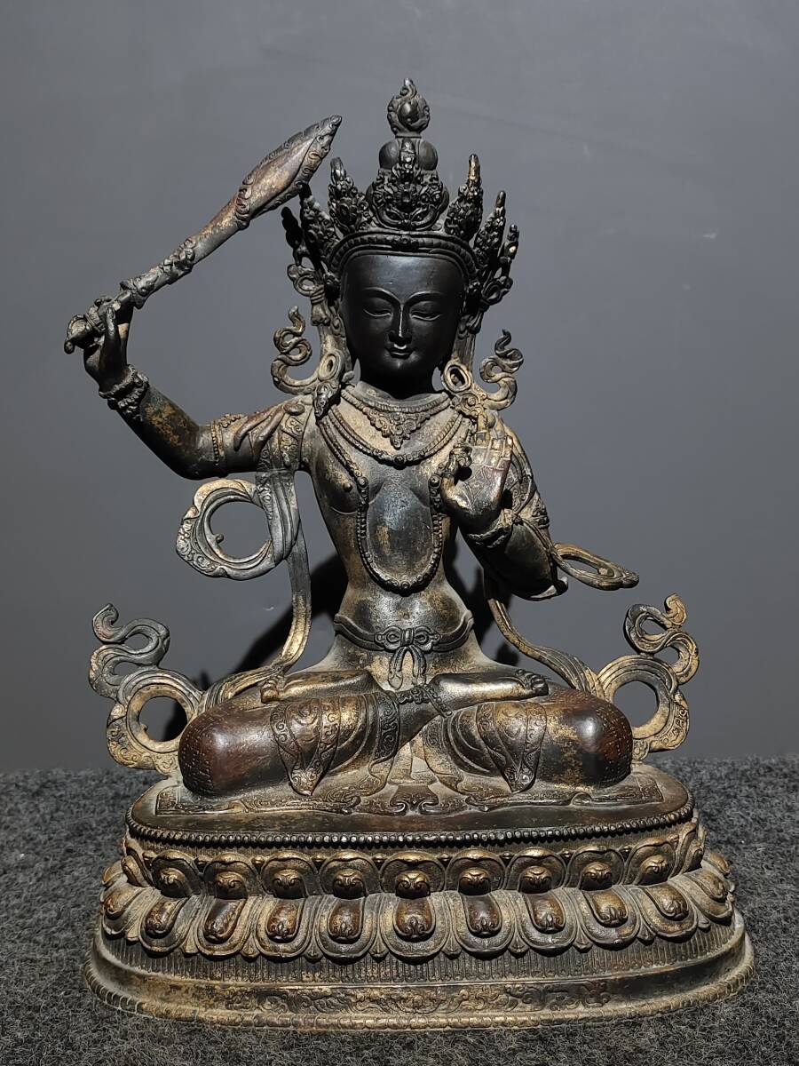 唐物 清代 銅泥金 朱砂仏像 文殊菩薩一尊 造像規整敦厚 法相莊嚴殊勝 手持寶劍 斬斷身後一切煩惱 苦難 供養品 中国美術品 時代物 D63拍卖