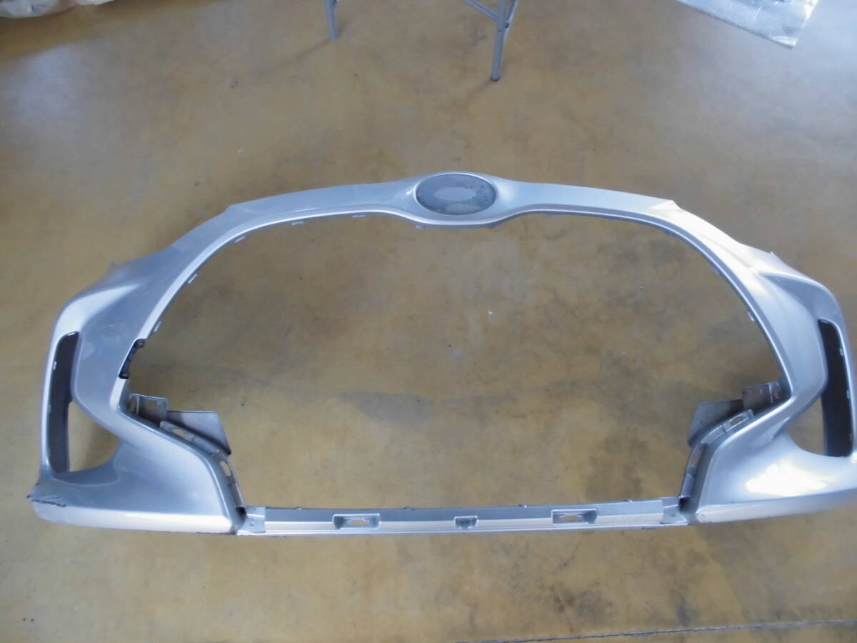 令和2年 ヤリス MXPH10 フロント バンパー シルバー 中古品 52119-52E70-B0拍卖