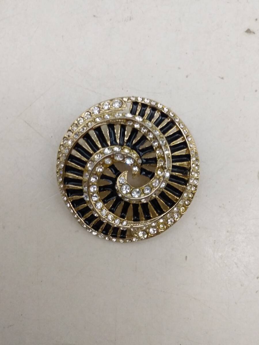 0425-0006 中古★ブローチ 渦巻き デザイン キラキラ ストーン アクセサリー拍卖