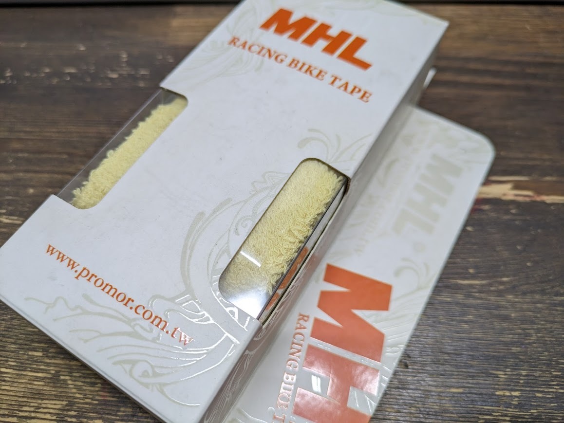 処分 MHL タオル地バーテープ 1台分 触りここち最高 振動吸収 エンドテープ、プラグ付属 薄い黄色 80504 レターパック可拍卖