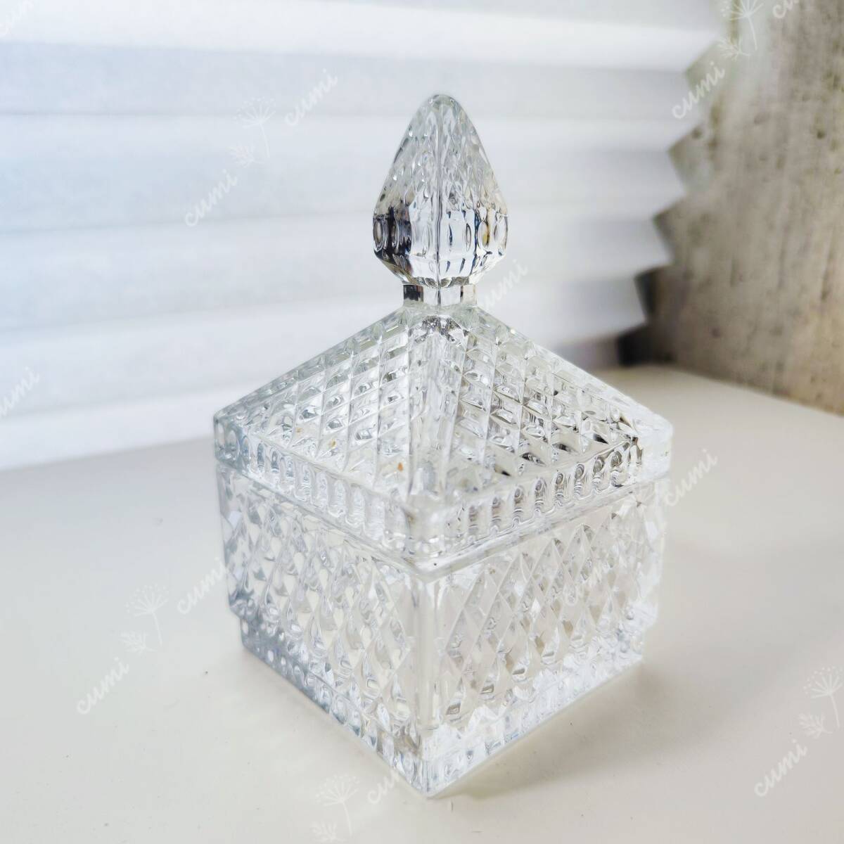 高品質 透明 小物入れ 蓋付き エレガント 瑠璃 ガラス製 透明 高級 インテリア プレゼント おすすめ デザイン 玄関 リビング 記念日 拍卖