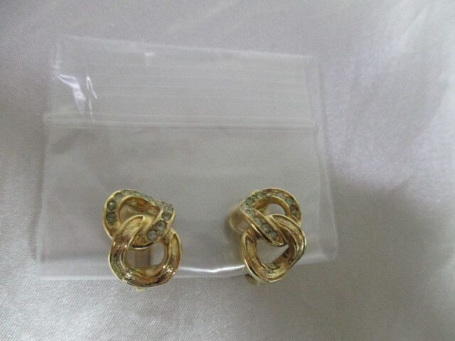 CristianDior ディオール ゴールド色円2つ つなぎデザインイヤリング(30225siMP)拍卖