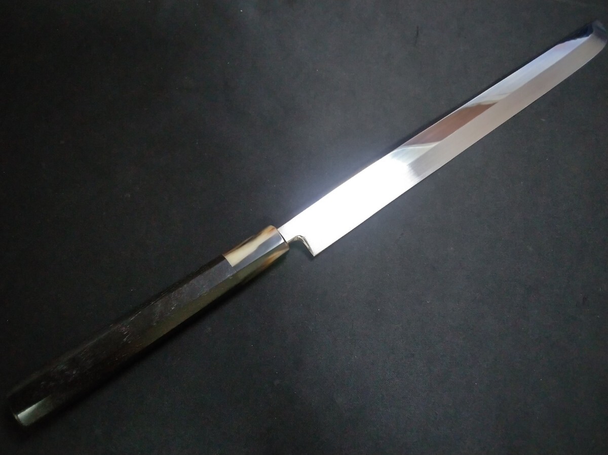 城山刃物製作所(業務用刃物メーカー直売)尺 先丸 白二鋼水焼き本焼き 平鏡面 黒檀八角水牛柄 鞘付き(ピン付き)拍卖