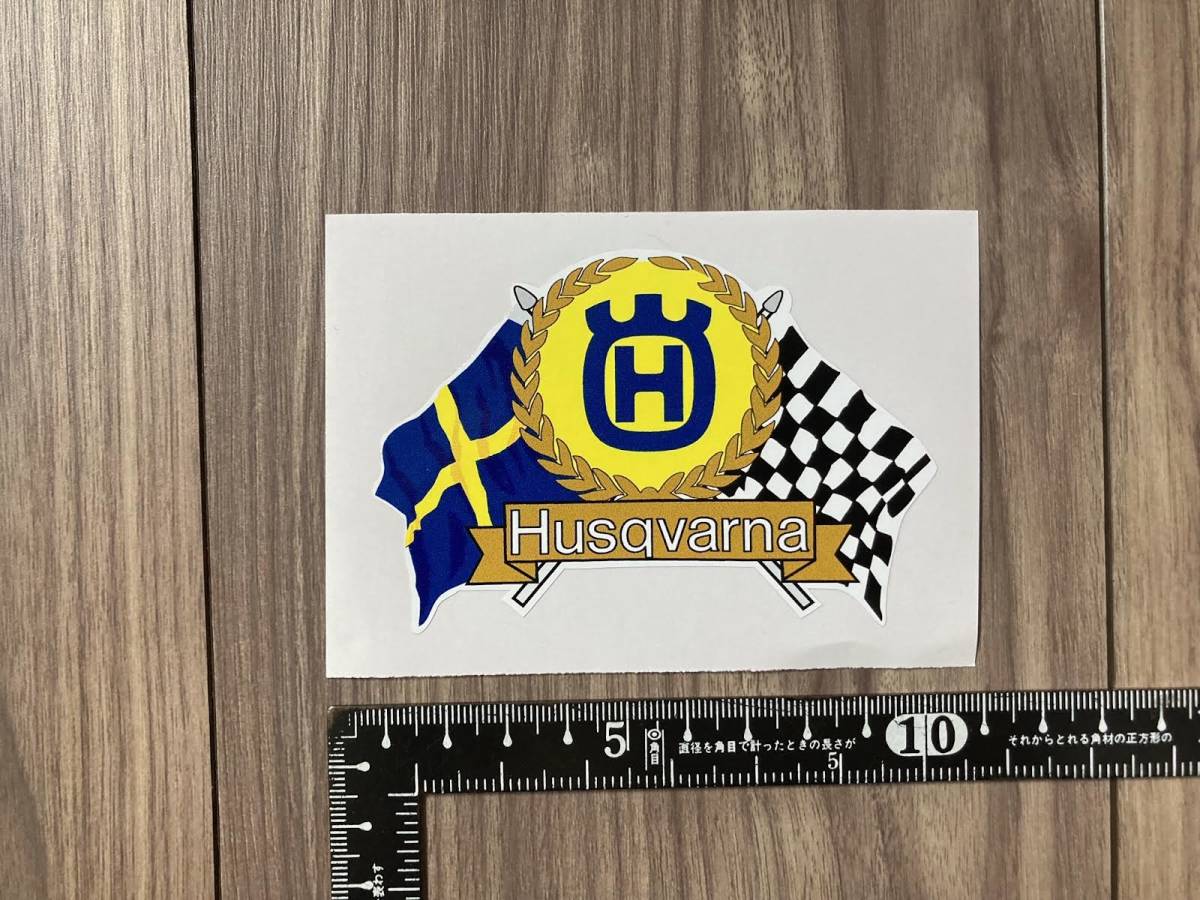 送料無料 HUSQVARNA ハスクバーナ フラッグ ステッカー拍卖
