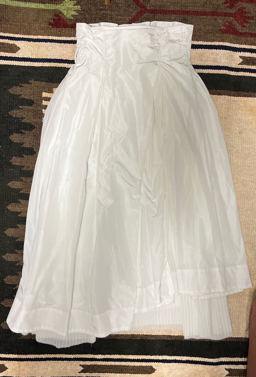 emmi白の撥水タフタボリュームスカートロング丈で中にチュール付きモード感ありウエスト細見え効果サイズ1金子綾エミシャカシャカ拍卖