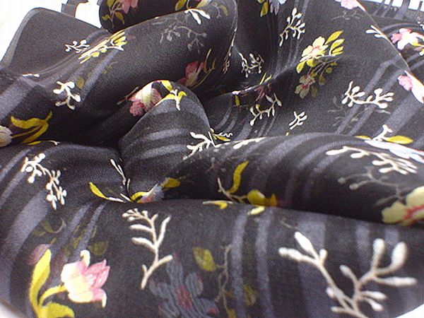 即決!【国産シルクシフォンサテンストライププリントスカーフはぎれ】64cm×60cm黒地絹・アウトレット、未使用品拍卖