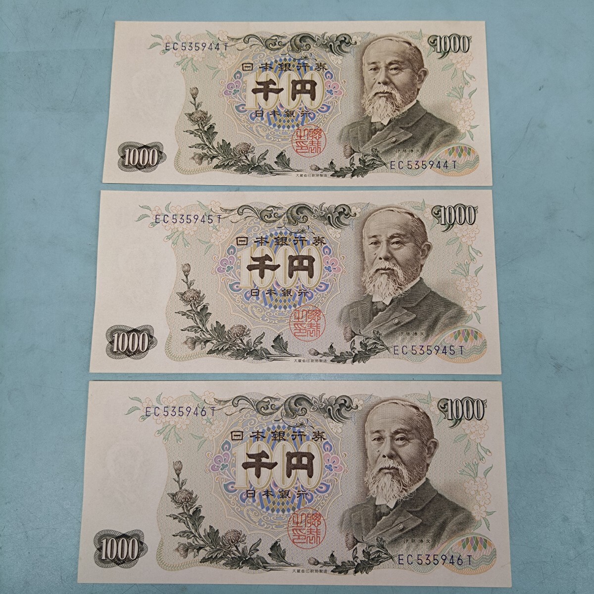 旧千円札 【3連番 ピン札】 伊藤博文 1000円札 未使用 紙幣 千円札 旧札 日本銀行券 古銭 昭和 アンティーク拍卖