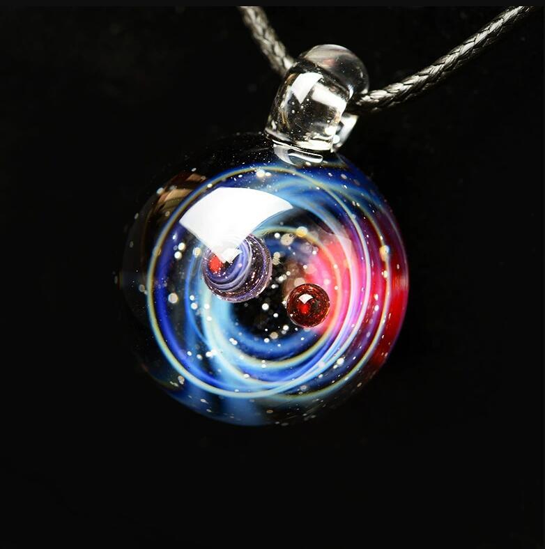 新入荷宇宙 ガラス ビーズ 惑星 ペンダント ネックレス 銀河 ロープチェーン ソーラーシステムデザインのネックレス拍卖