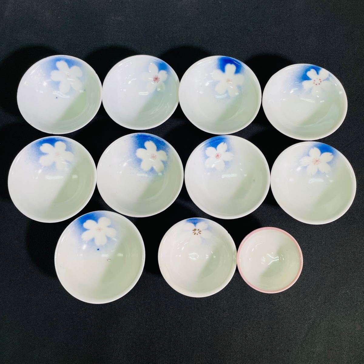 お猪口 11個セット ぐい呑 酒器 色絵 桜 桜柄 昭和レトロ 骨薫 染付 九谷焼 おちょこ ぐい呑み 明治 #0537-012R1拍卖