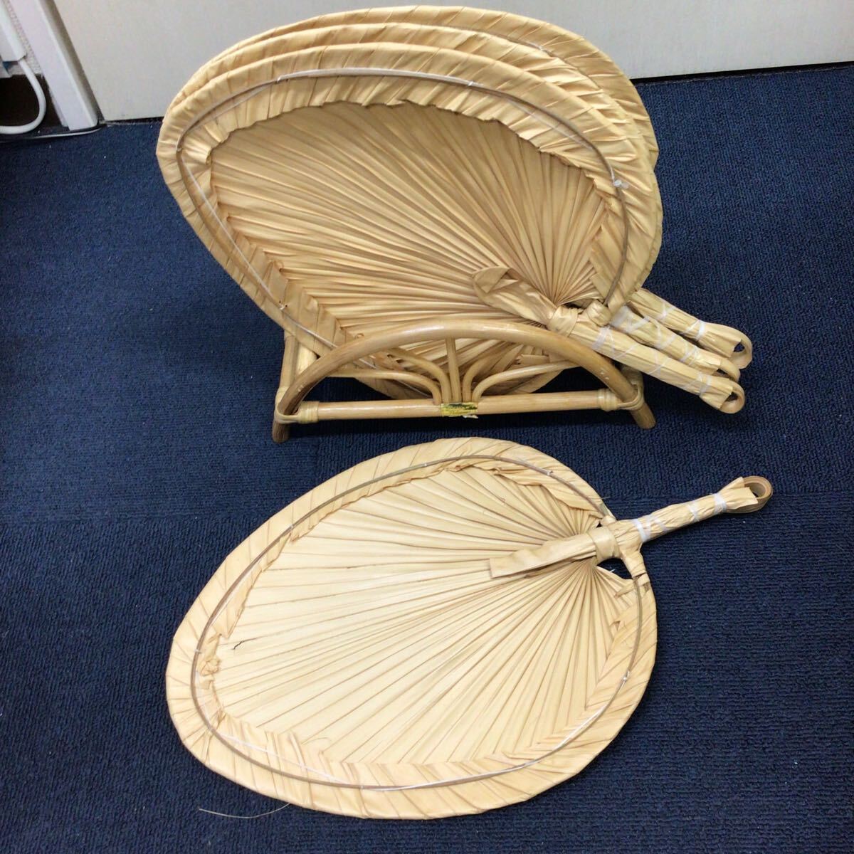 37764-1 0317Y 未使用保管品 ヤシの葉 団扇 スタンド付拍卖