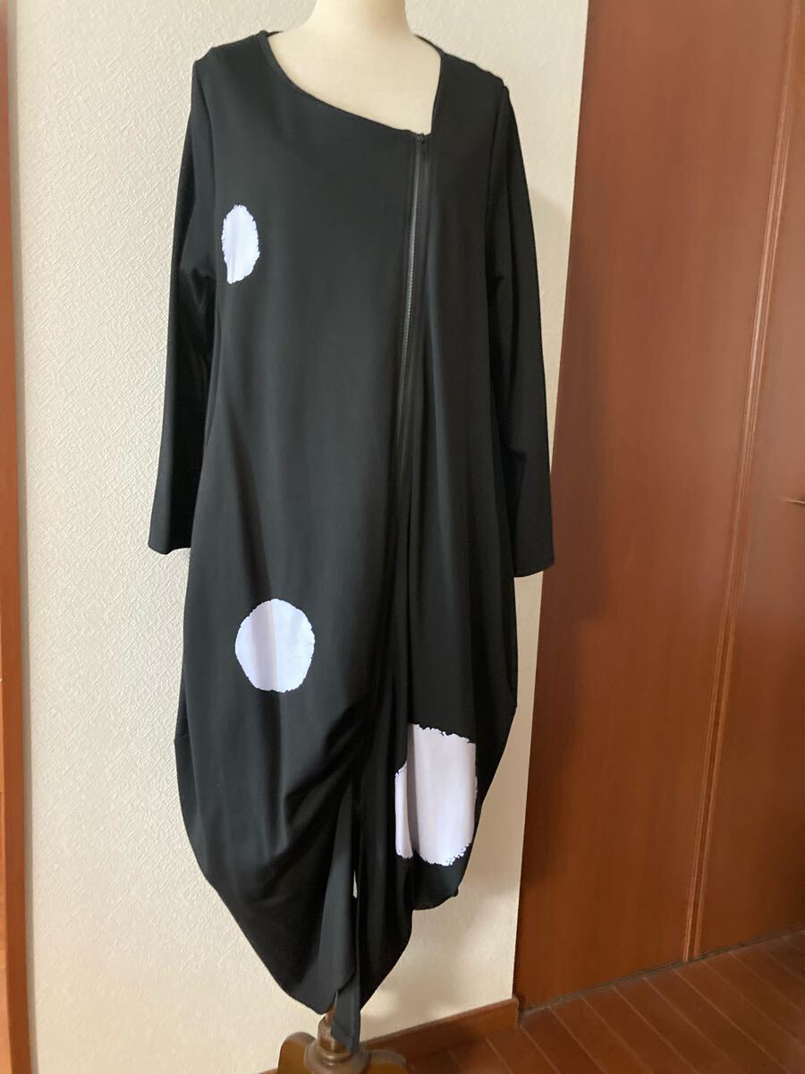 ジッパー式 アシメトリワンピース 伸縮素材 ビッグドット柄 黒×白 痩せ見えデザイン拍卖
