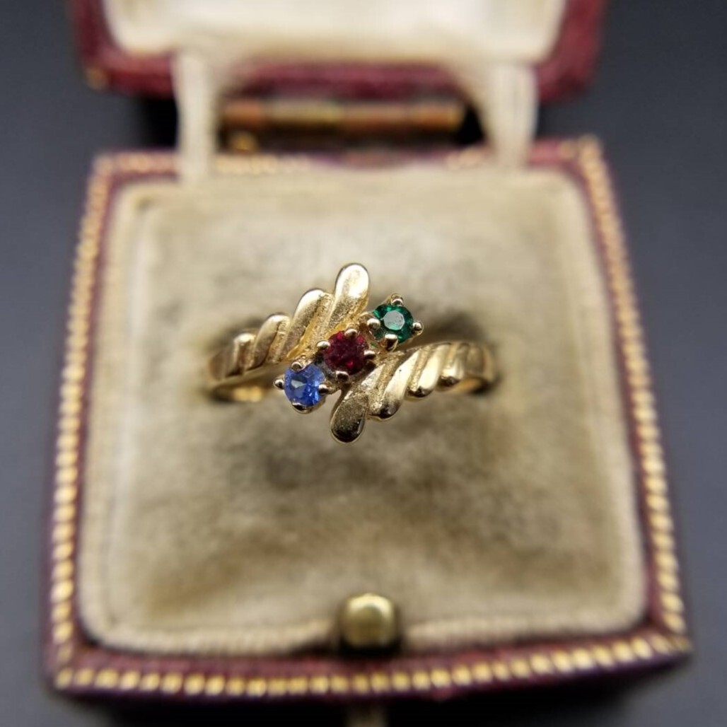 セールスマンサンプル ヴィンテージ バースストーン リング 挟み ギザギザ ゴールドトーン 指輪 レトロ トリコカラー 水色 赤 緑 Y22-F⑲拍卖