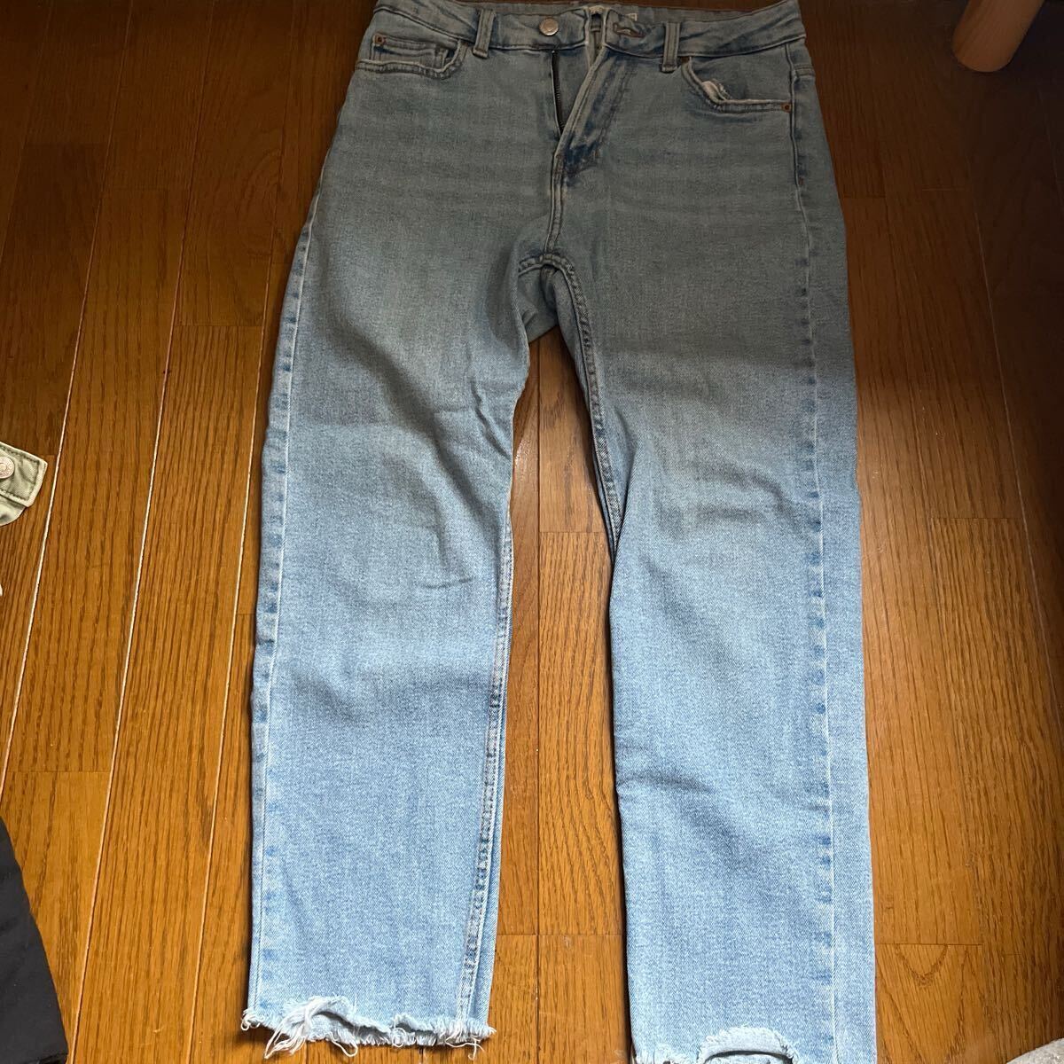 Bershka ベルシュカ ストレートデニム ジーンズ 切りっぱなし拍卖