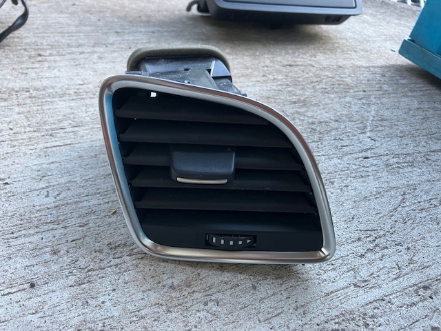 アウディQ3★2.0TFSI クワトロ★8U★純正エアコン吹き出し口★エアコンダクト★8U2.820.902.B 8U2.820.902.C拍卖