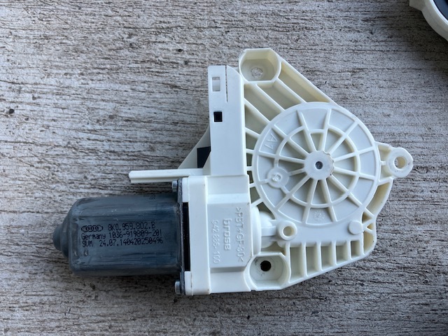 アウディQ3★2.0TFSI クワトロ★8U★純正右前パワーウインドウレギュレーターモーター★8KO.959.802.B拍卖