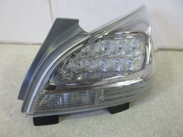 良品 トヨタ マークXジオ ANA10 純正 右テールライト A47-98拍卖