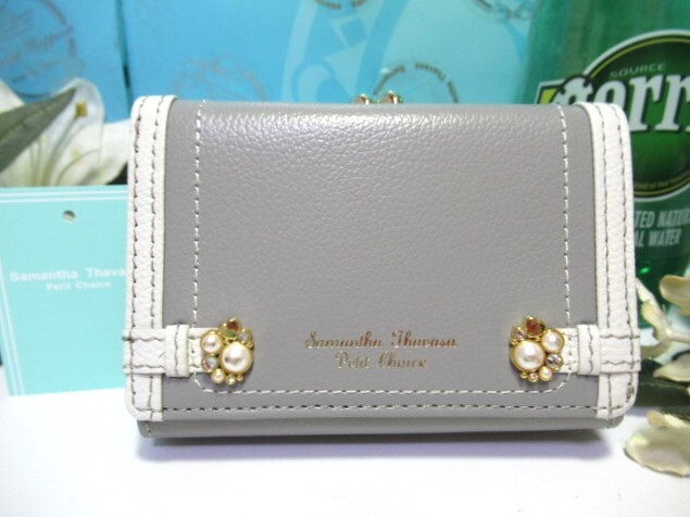 送料無料 40%引 サマンサタバサ ロゴ入 サイドビジュー 三つ折り財布 折財布 ミニ財布 グレー 未使用 タグ付 開運 金運 プチチョイス拍卖