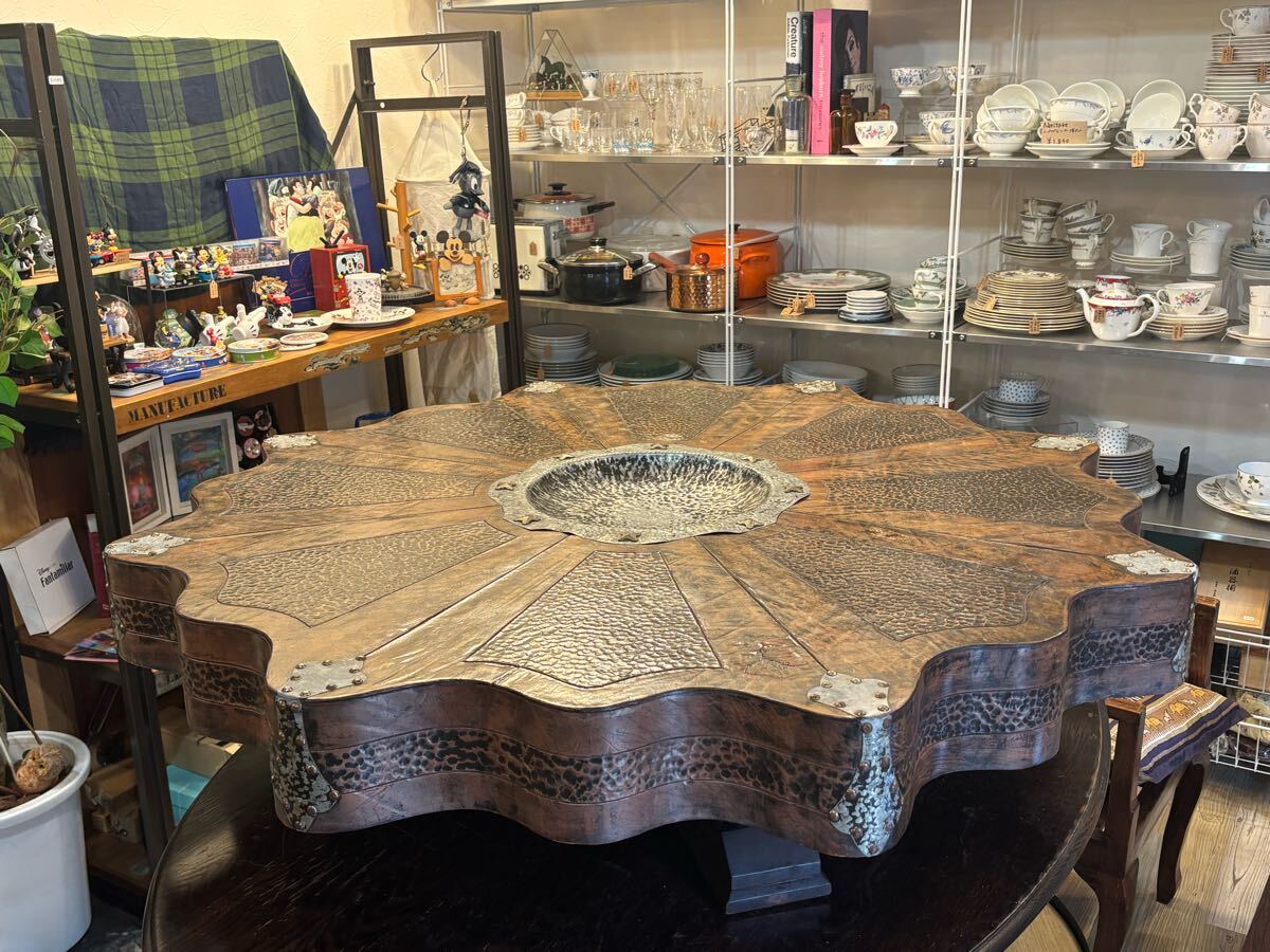 y119★アジアンデザイン 特大 センターテーブル 座卓 金属 装飾 バリ風 円形 しっかりとした作りをしていて雰囲気あります 129 129 31cm拍卖