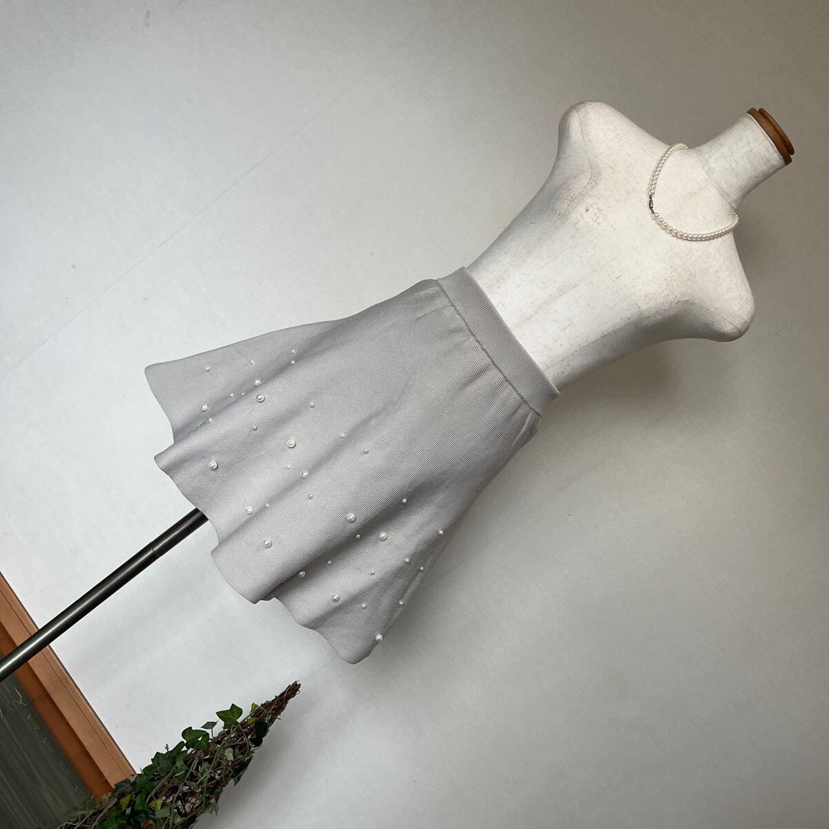 3-7新品 ニットミニスカートフレアースカートパールビジュー付きスカート インナーショートパンツ グレージュ 9号 M拍卖