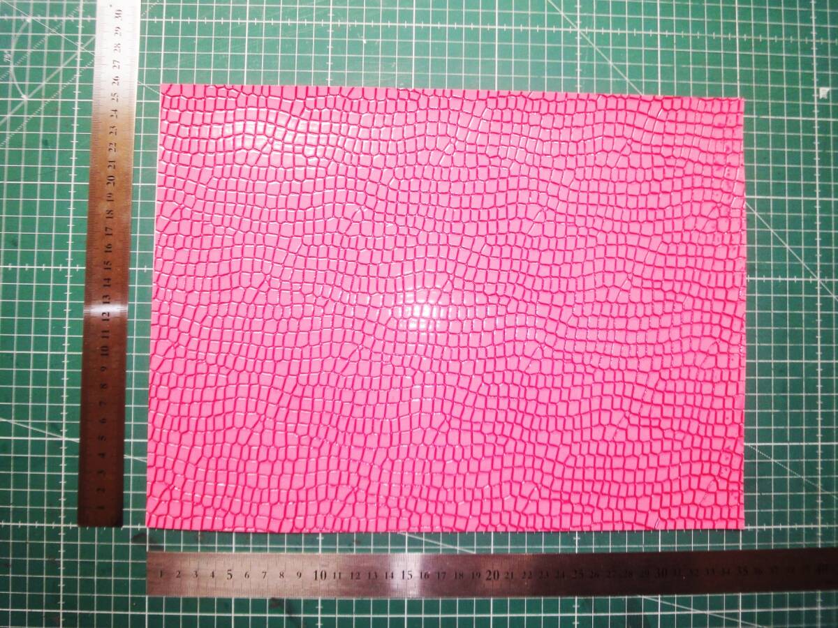 新品 合成皮革 合皮 はぎれ クロコダイル B ピンク 34㎝×25㎝ 合皮生地 フェイクレザー 手芸用 生地 ハンドメイド DIY カスタム ハギレ拍卖