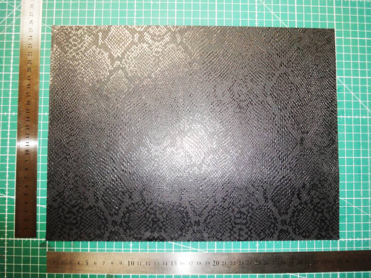新品 合成皮革 合皮 はぎれ パイソン 蛇 A ブラック 34㎝×25㎝ 合皮生地 フェイクレザー 手芸用 生地 ハンドメイド DIY カスタム ハギレ拍卖