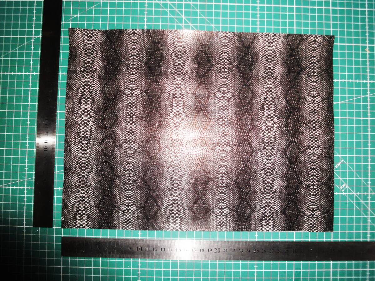 新品 合成皮革 合皮 はぎれ パイソン 蛇 B ブラック 34㎝×25㎝ 合皮生地 フェイクレザー 手芸用 生地 ハンドメイド DIY カスタム ハギレ拍卖