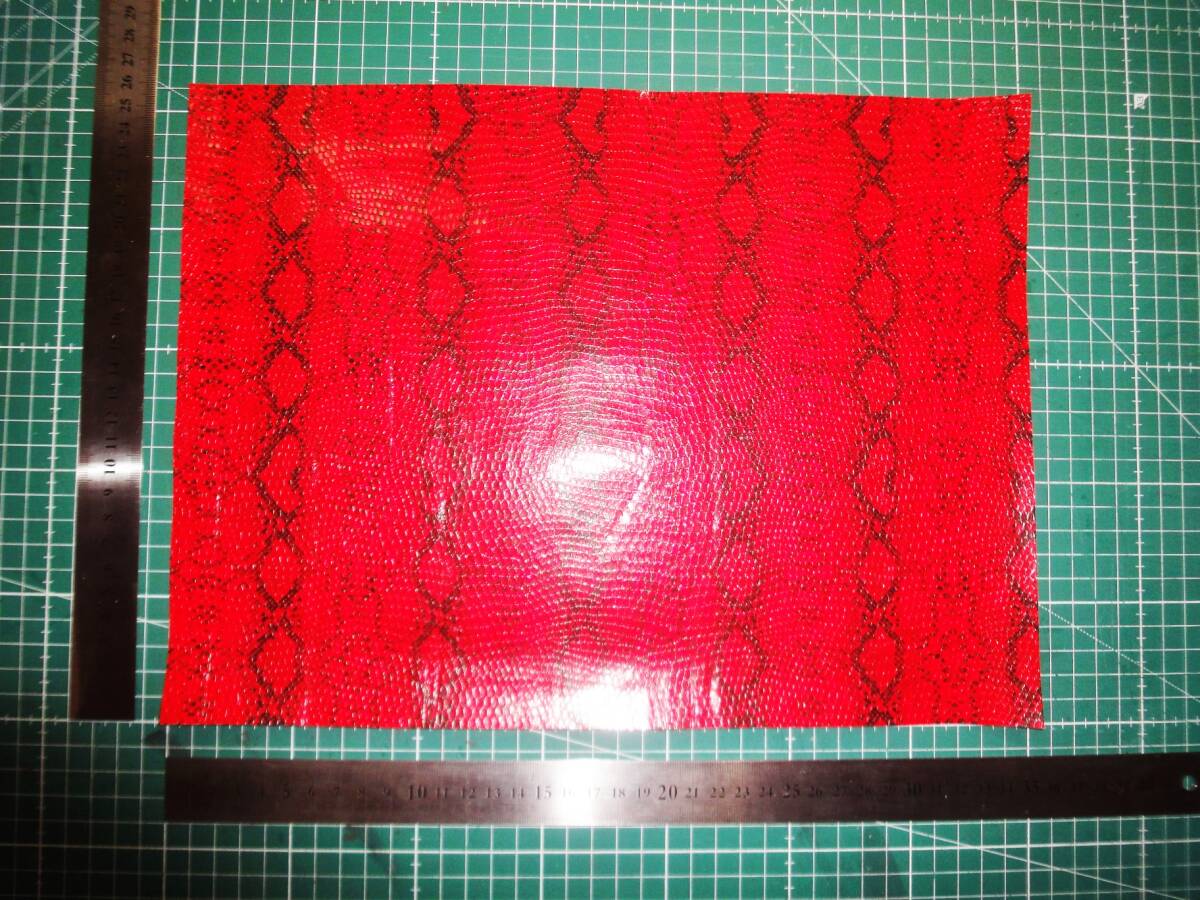 新品 合成皮革 合皮 はぎれ パイソン 蛇 B レッド 34㎝×25㎝ 合皮生地 フェイクレザー 手芸用 生地 ハンドメイド DIY カスタム ハギレ拍卖