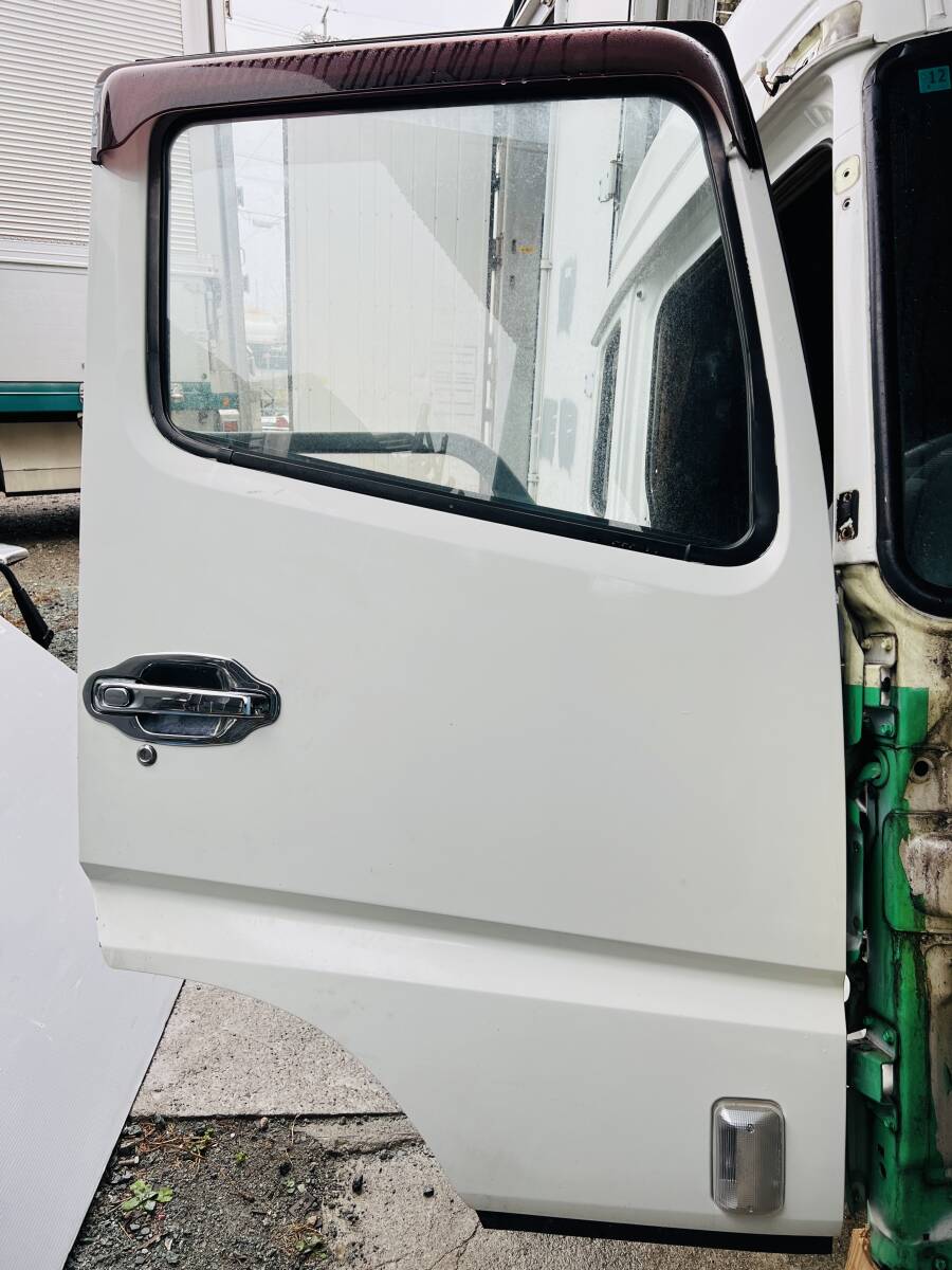 13061N 三菱 ふそう 07 スーパーグレート QKG-FP54VZ ドア ガラス バイザー 内張り ヒンジ付き 右 右側 運転席側 84拍卖