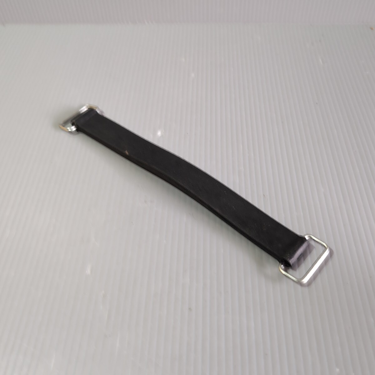 a18 バイク用 バッテリーバンド 長さ 22.5センチ 幅 24mm 厚さ 6mm 未使用 送料込み 適合車種不明 メーカー不明拍卖