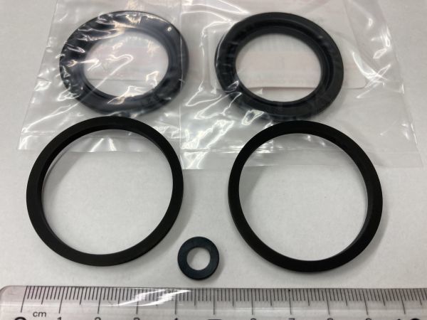 スズキ GSX1100S カタナ GSX750S 刀 GSX750E 後リアピストン キャリパー ダストシール スズキ純正部品69107-05CF0/69108-45000拍卖