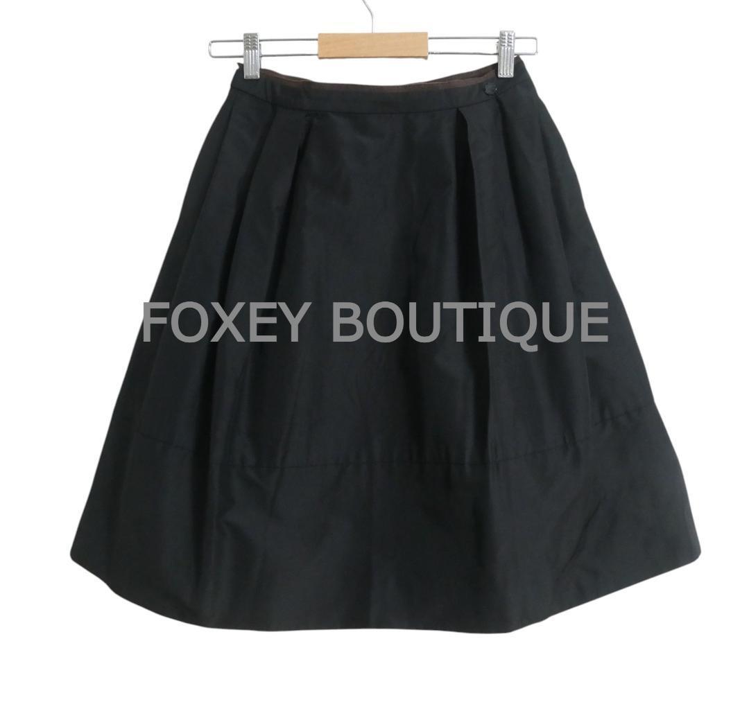 美品 FOXEY BOUTIQUE フォクシーブティック サイズ40 シルク100% ロゴプレート タック 膝丈 ミディ丈 フレアスカート 黒 ブラック拍卖