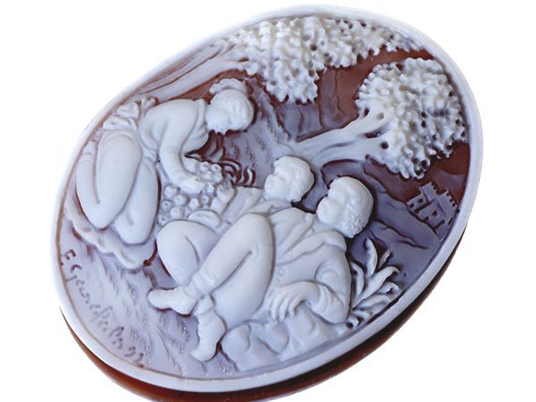 【ジュエリー極】作家品 サイン刻印有 日常の情景彫刻 高級シェルカメオルース 54.6mm×41.7mm w5066i【送料無料】拍卖