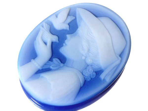 【ジュエリー極】巨匠FWクレイン作 お洒落な貴婦人と小鳥の彫刻 高級ブルーストーンカメオルース 34.9mm×27mm w5144v【送料無料】拍卖