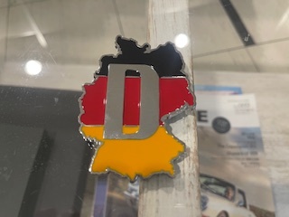 ■激レア!! 未使用品 ドイツ メタルバッジ リアフード等 ポルシェ VW 等 取り付け金具付き拍卖