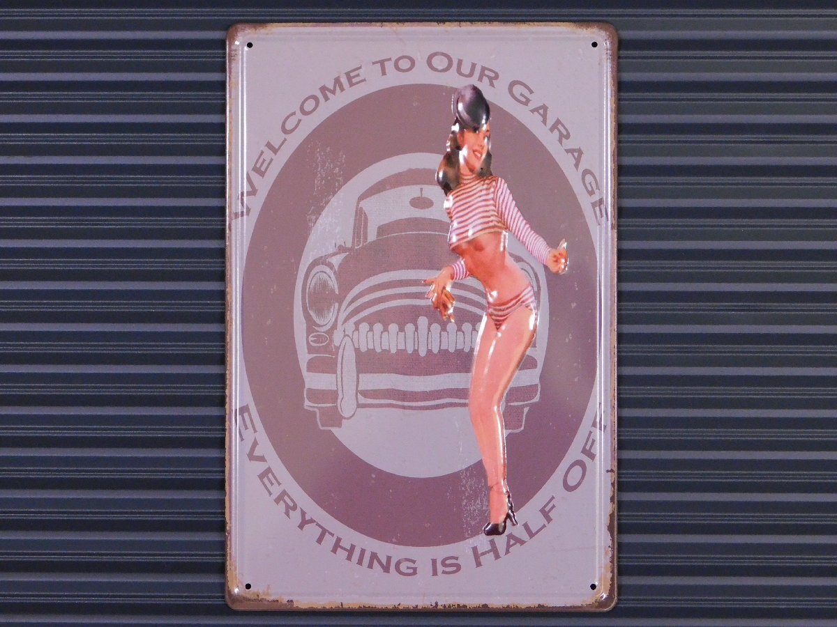 ◆送料\185◆【WELCOME TO OUR GARAGE】※《エンボスメタルサイン / 300×200mm》アメリカン雑貨 エンボス ブリキ看板 セクシー美女拍卖