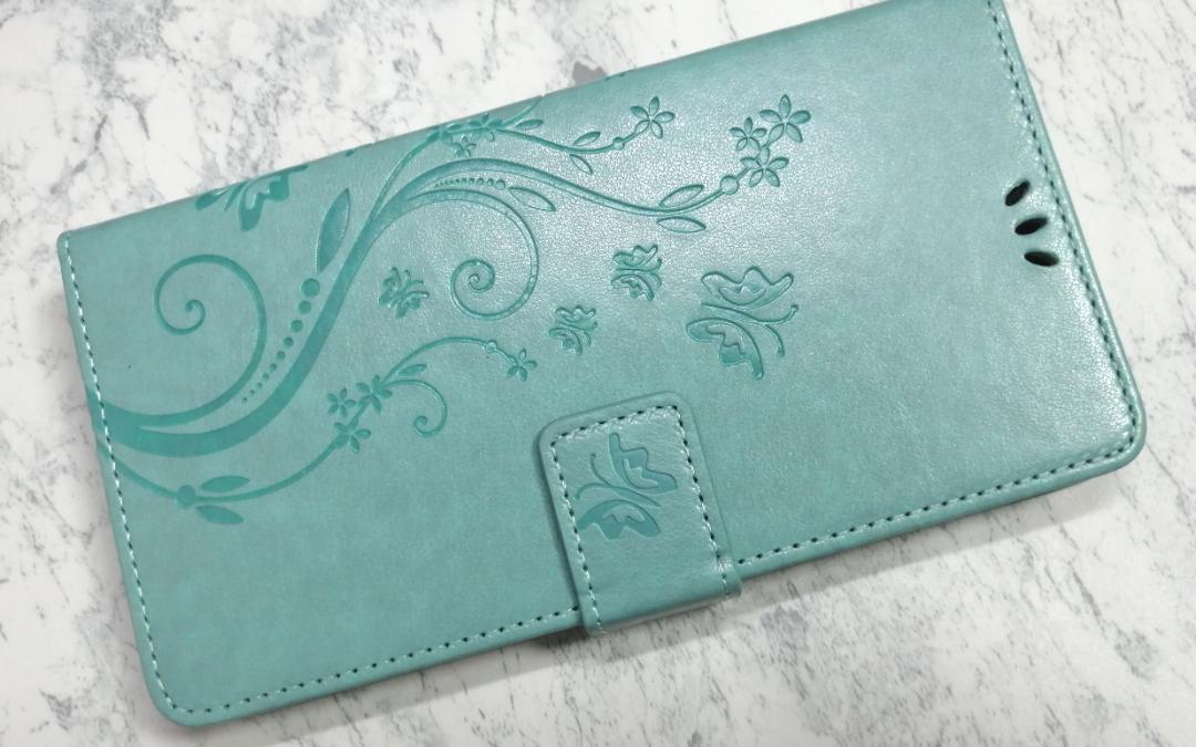送料込み 手帳型 iPhone14Plus 用 ケース 草花 蝶 エンボス グリーン 緑色拍卖