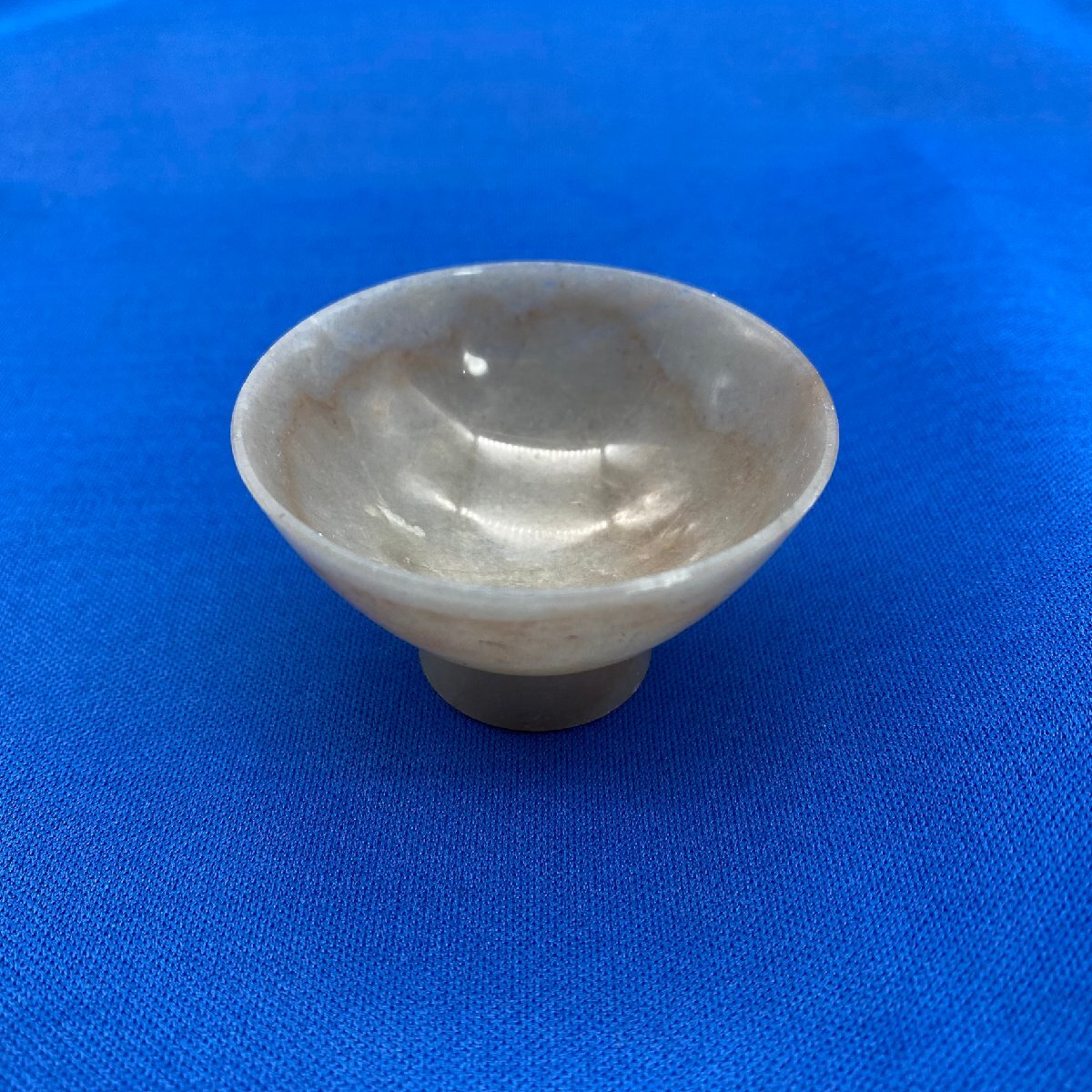 F2【16069P175】福光砡盃? お猪口 おちょこ 酒器 食器 ぐい呑み 石製 小型 独特 模様 光沢 おしゃれ グレー マーブル拍卖