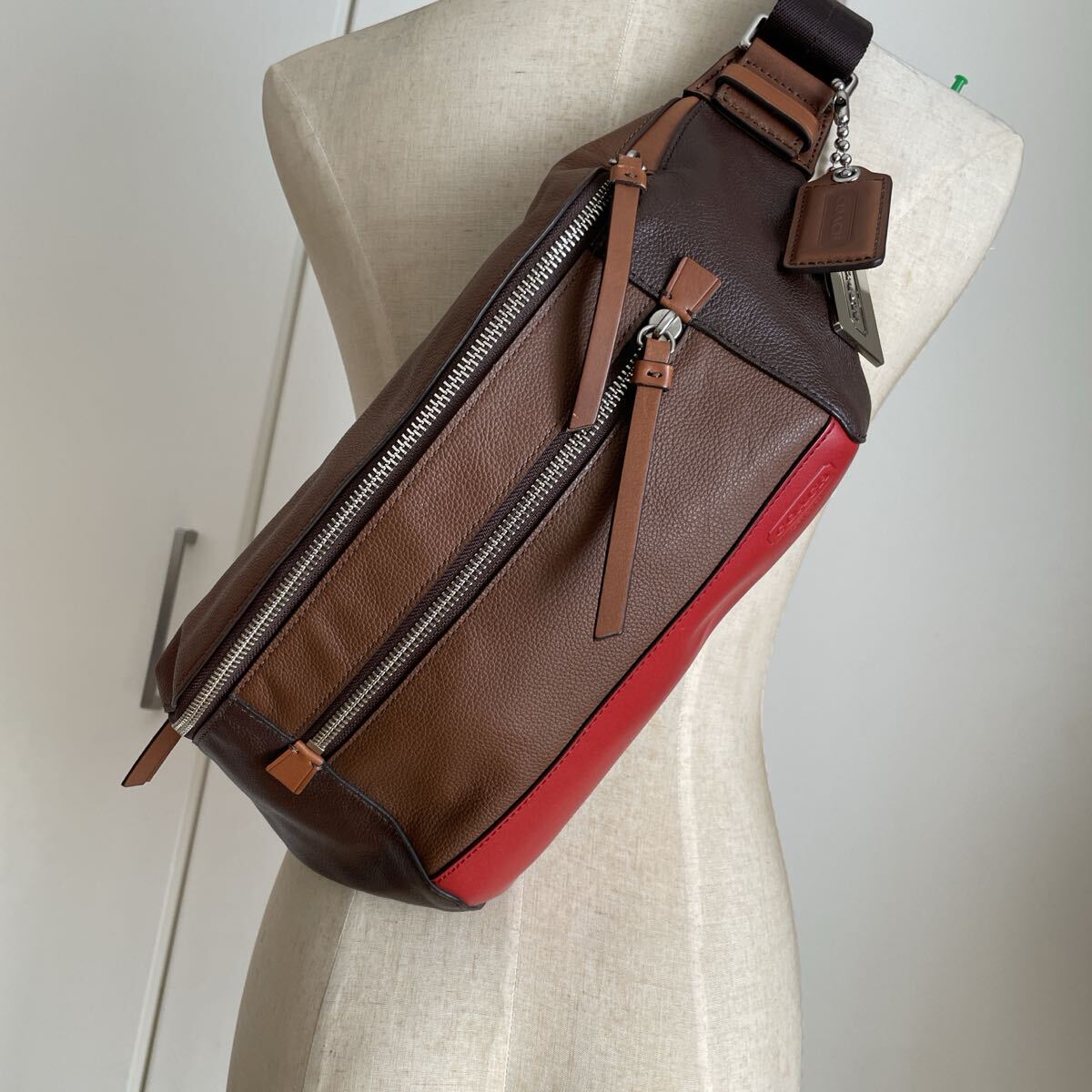 最終価格 COACH コーチ 70899 トンプソンレザーボディバッグ 中古カラーブロック ケアカード付属拍卖