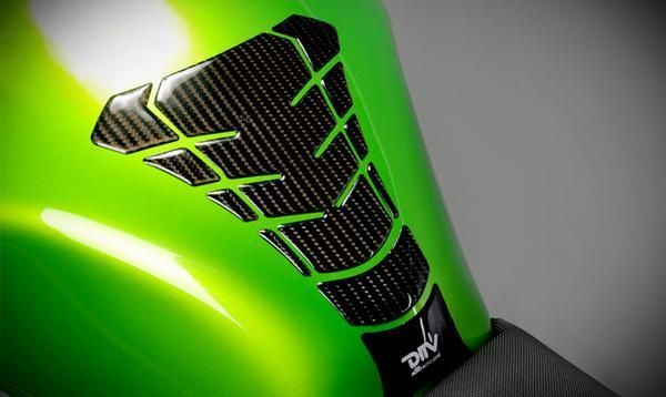 ★【メール便送料無料】DIMOTIV di-rtpp-un-01 カーボン調プリント タンクパッド スズキ SUZUKI 汎用拍卖