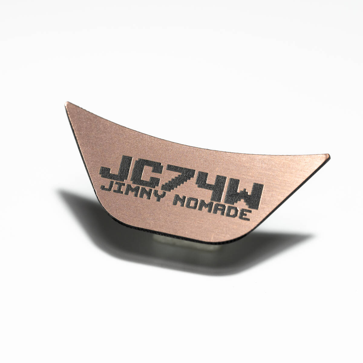 スズキ ジムニーノマド(JC74W)用 ステアリングロゴプレート カッパー拍卖