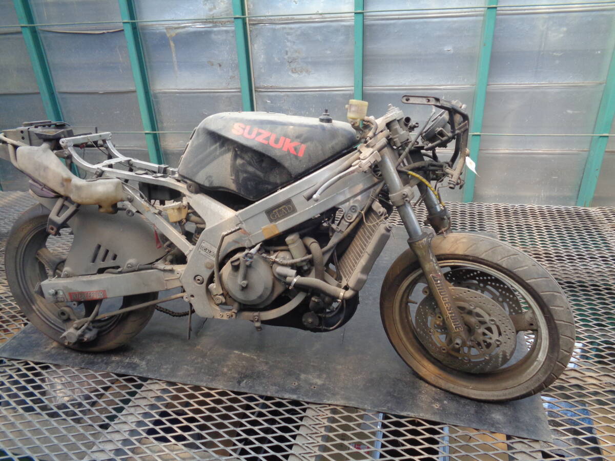 スズキ RGV250γガンマ 書類付きです。 レストア&部品取りベース車両の扱いの現状販売車両です。NO-58拍卖